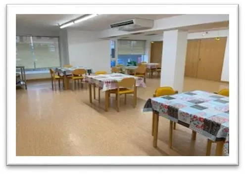 Hay muchas mesas y sillas en esta habitación.