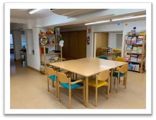 Una habitación con una mesa y sillas.