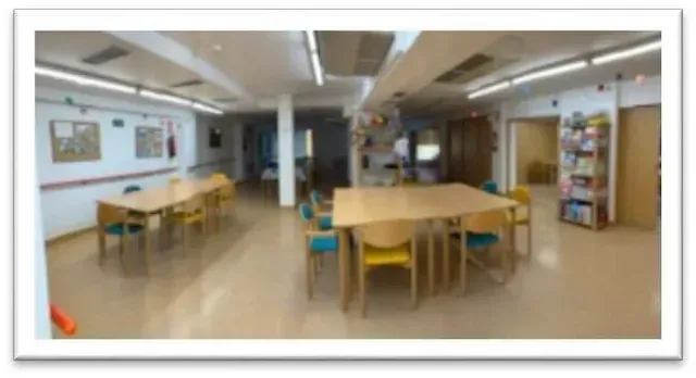 Una gran sala con mesas y sillas.