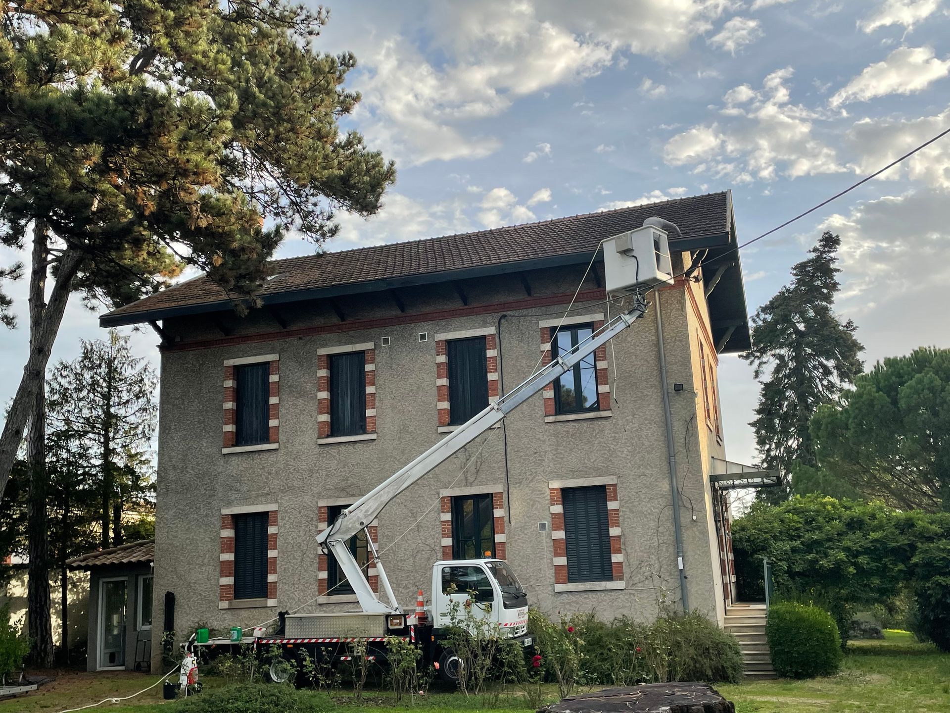 Chantier de gouttière sur une grande maison