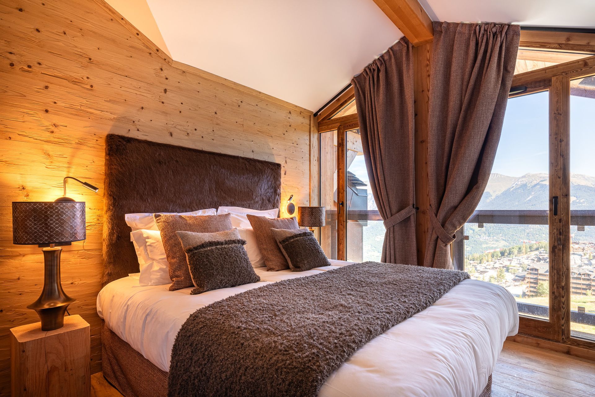 Une chambre avec un lit king size et une grande fenêtre.