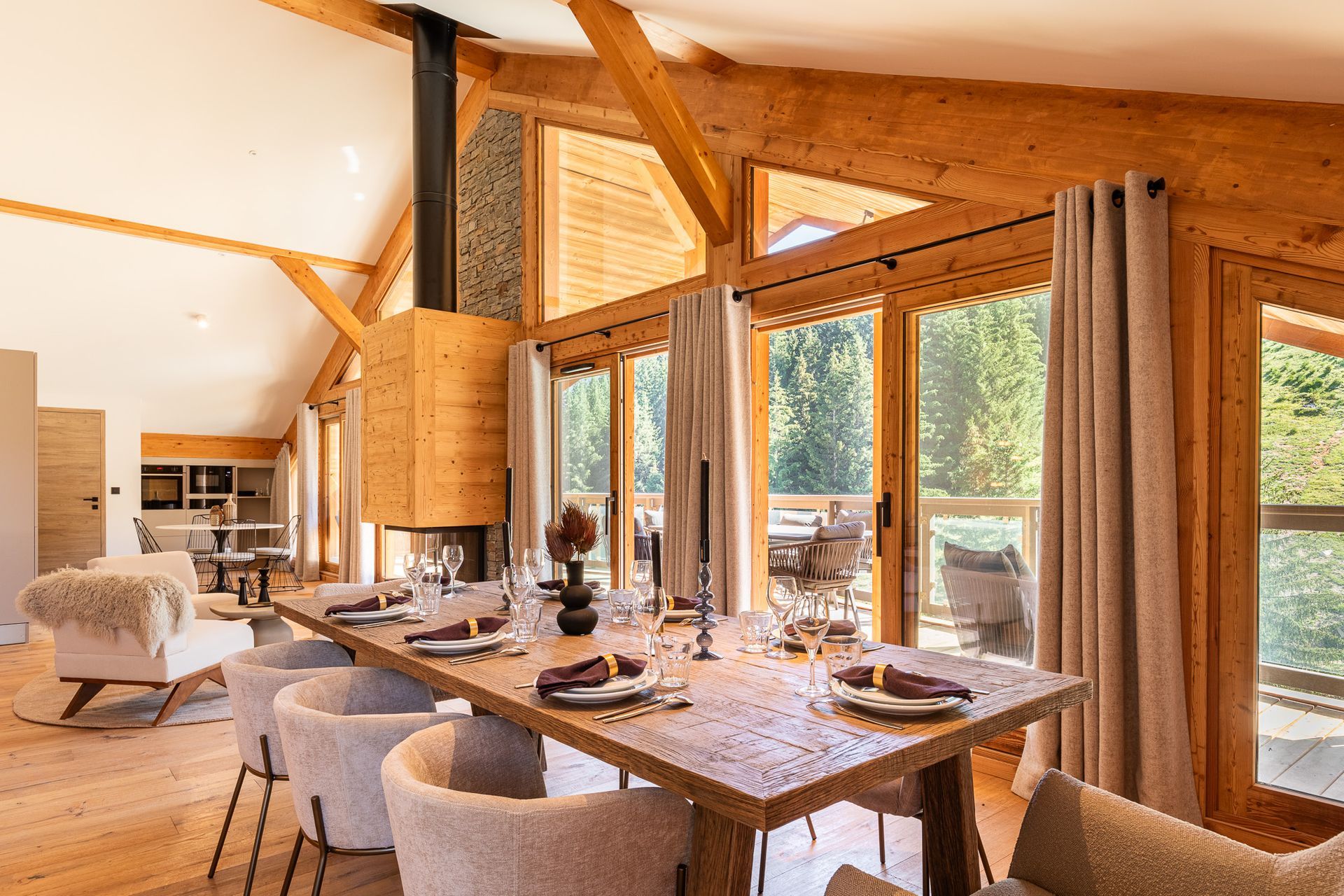 Une salle à manger avec une longue table en bois et des chaises.