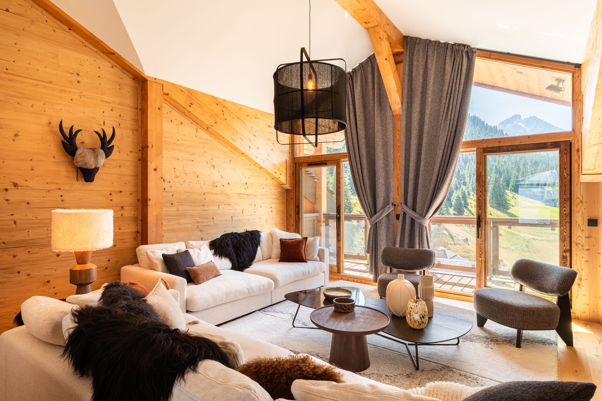 Un salon rempli de meubles et une grande fenêtre.