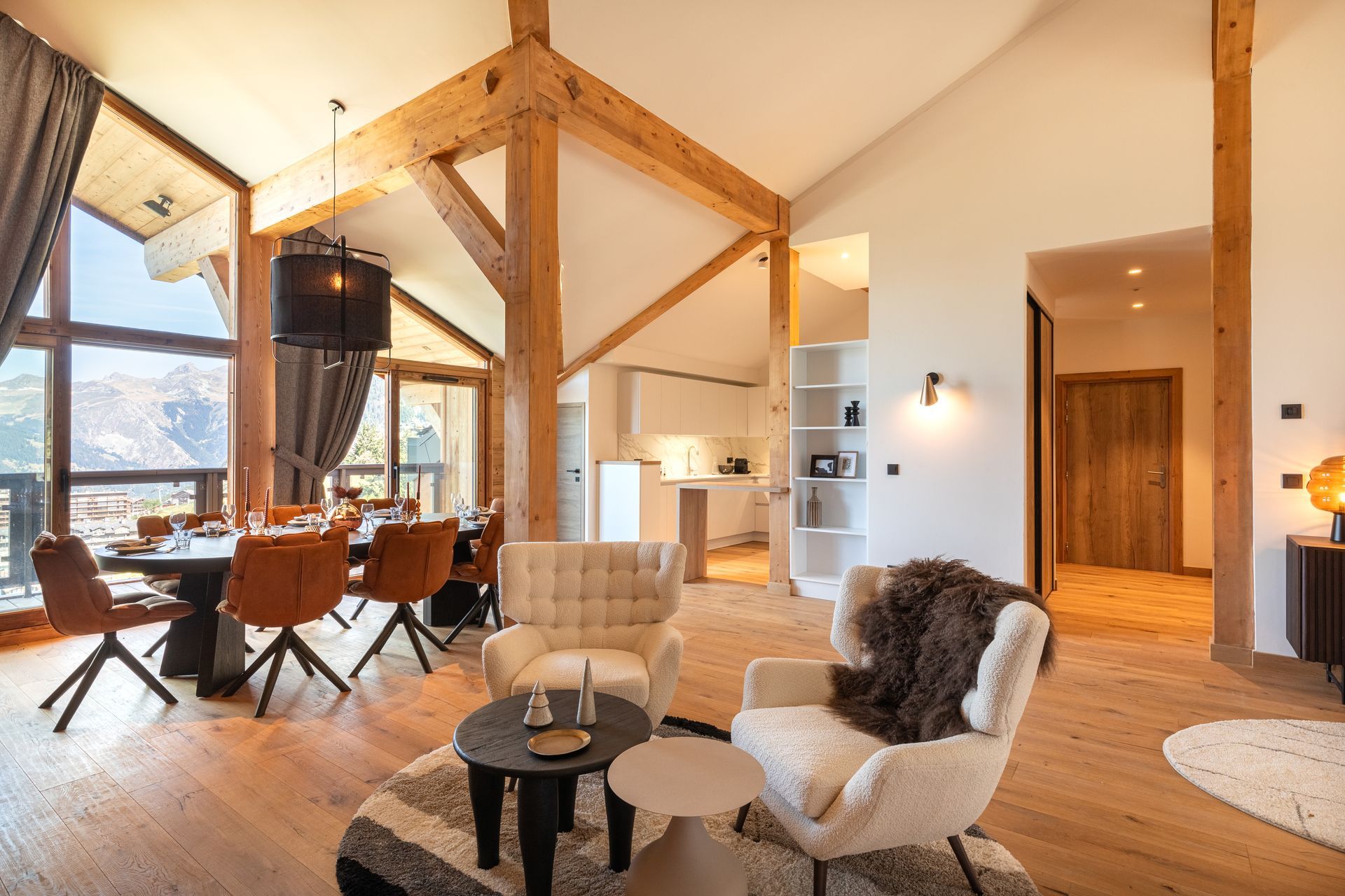 Un salon rempli de meubles et une salle à manger.