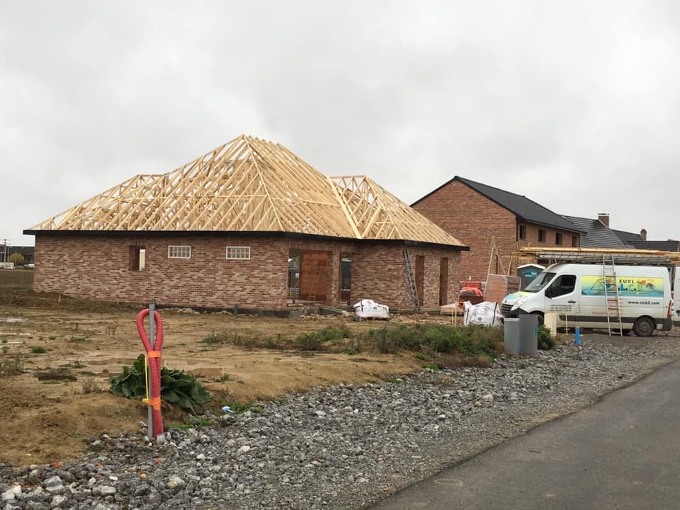 Une maison avec sa charpente en construction