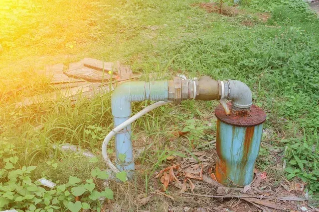 Un primer plano de una tubería de agua en la hierba.