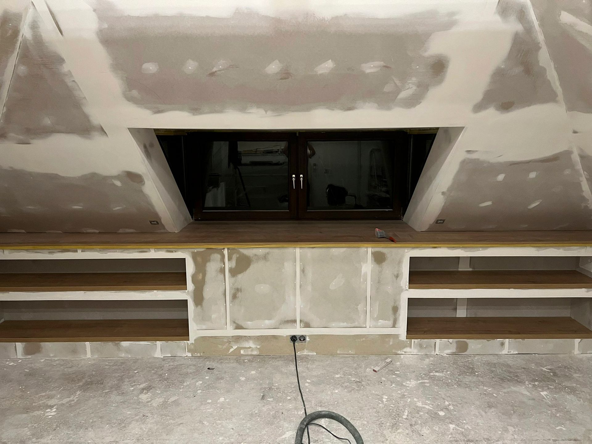 In der Decke eines im Bau befindlichen Raumes befindet sich ein Fenster.