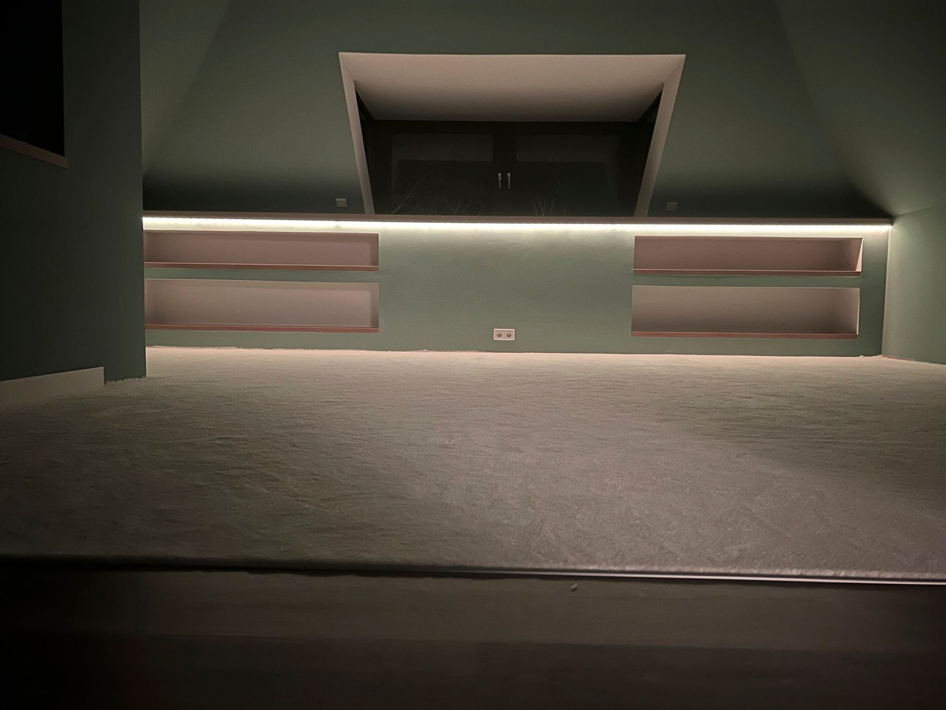 ein leerer Raum mit einem Deckenventilator und einem Fenster.