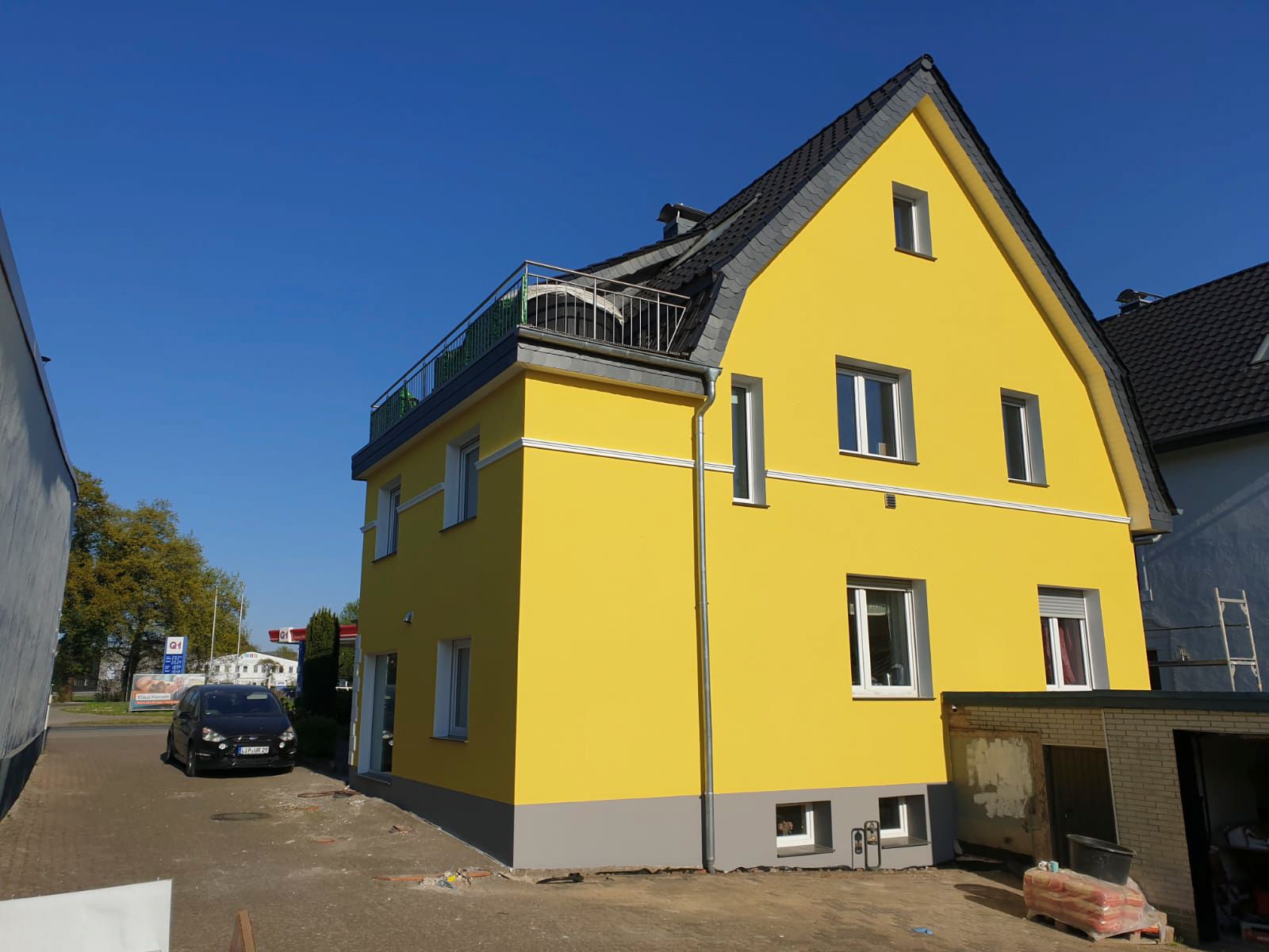 Die Fassade eines gelben  hauses