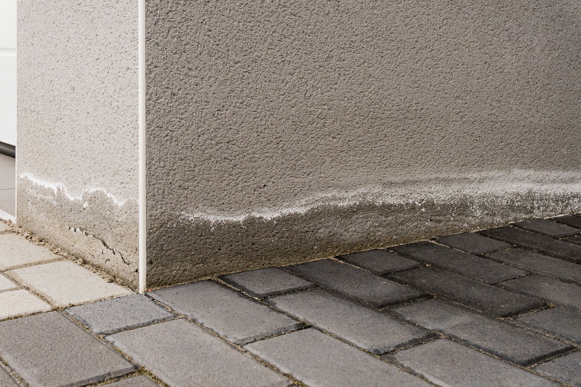 Remontées capillaires sur façade de maison