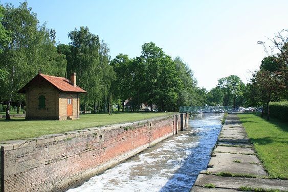 gemauerter Kanal zum See mit Häuschen