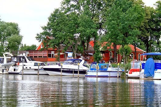 Sportboote ankern am Steg