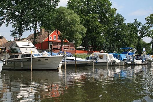 Sportboote lagern am Seerand