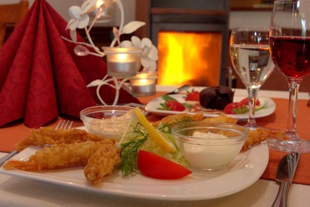 panierte Garnelen vor gemütlichem Kaminfeuer