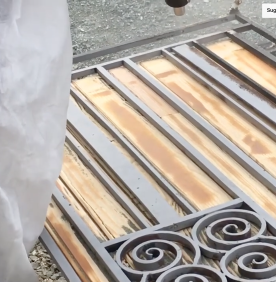 Gros plan sur un portail nettoyé grâce à l'aérogommage