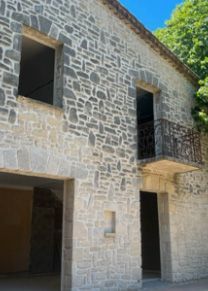 Devanture de maison nettoyée grâce à l'aérogommage