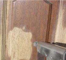 Meuble en cours de nettoyage à l'aérogommage