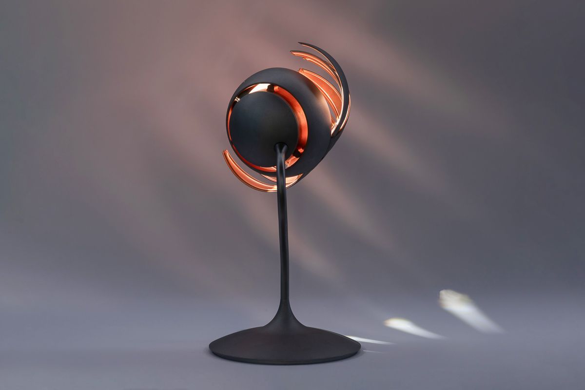 eine schwarze Lampe, aus der ein rotes Licht austritt - Ent-werft-Designleuchte monoa3 mit Gestensteuerung