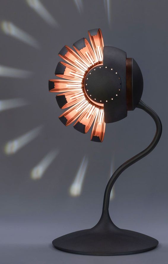 eine schwarze Lampe, aus der ein rotes Licht austritt - Ent-werft-Designleuchte monoa3 mit Gestensteuerung