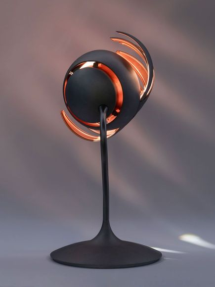 eine schwarze Lampe mit einem roten Licht darin - Ent-werft-Designleuchte monoa3 mit Gestensteuerung