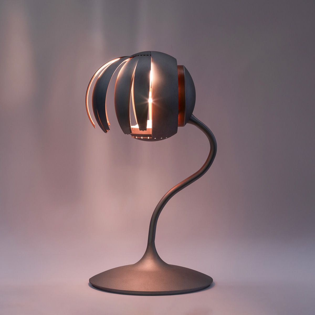 Eine Lampe, die wie ein Kürbis aussieht, leuchtet auf - Ent-werft-Designleuchte monoa3 mit Gestensteuerung