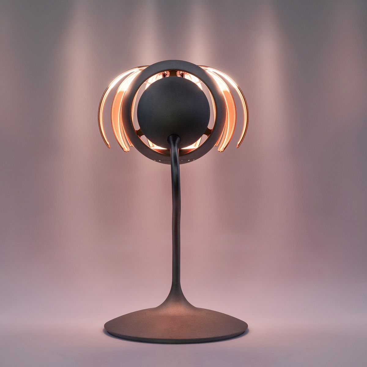 eine schwarze Tischlampe mit einem Licht darin - Ent-werft-Designleuchte monoa3 mit Gestensteuerung