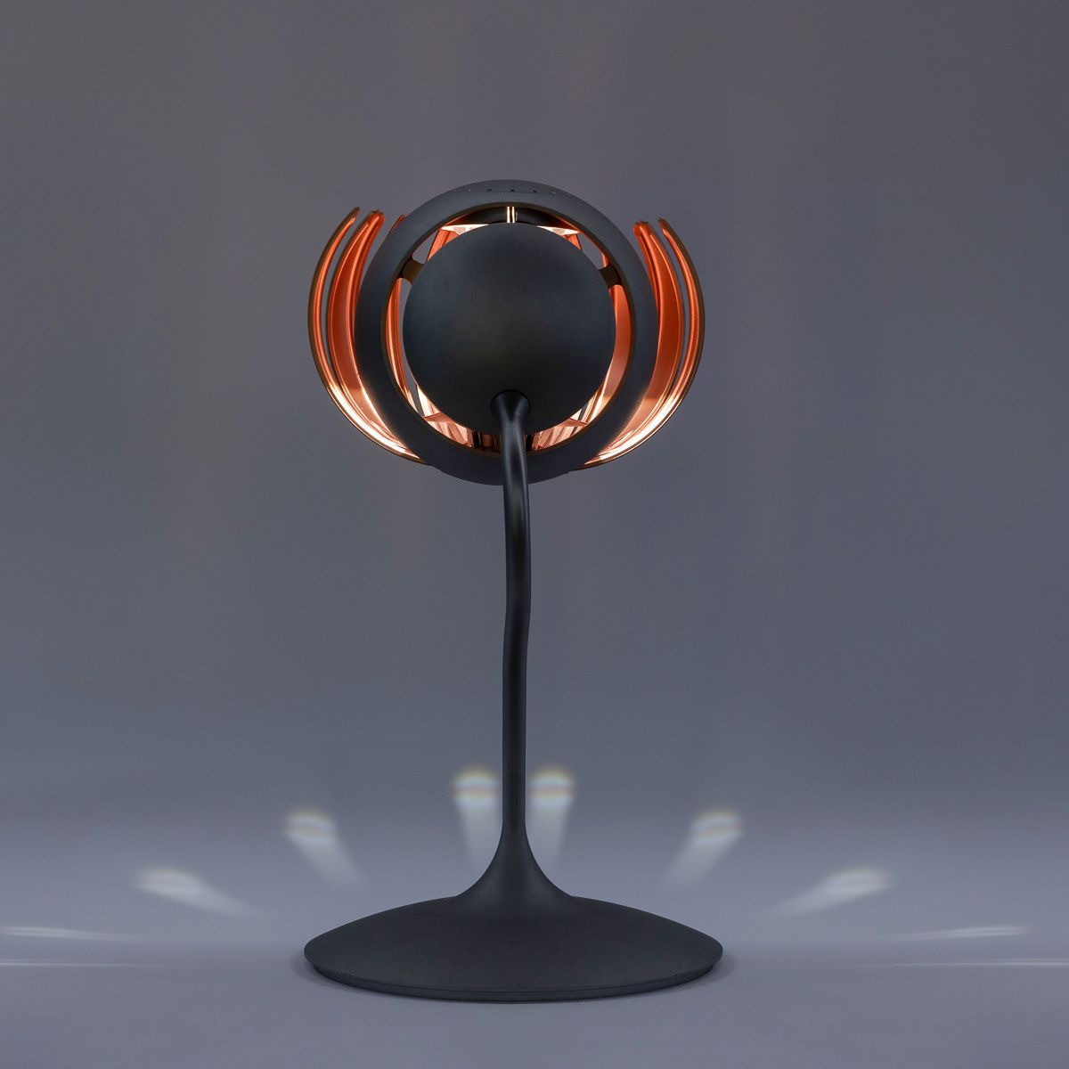 eine schwarze Lampe mit einem roten Licht darin - Ent-werft-Designleuchte monoa3 mit Gestensteuerung