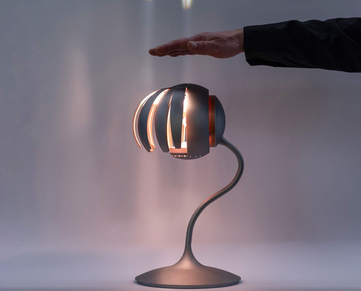 Die Hand einer Person streckt sich nach einer Lampe - Ent-werft-Designleuchte monoa3 mit Gestensteuerung