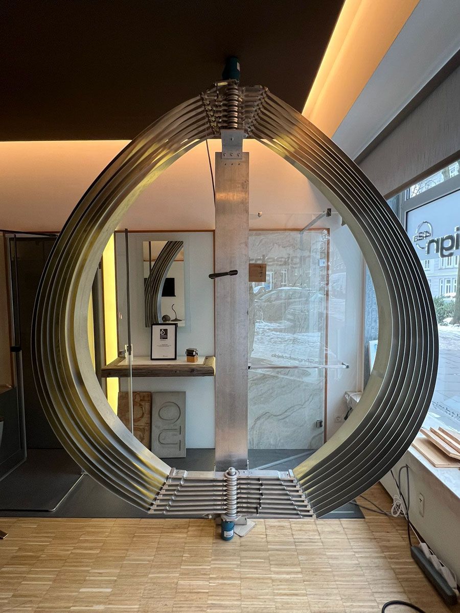 In einem Raum hängt ein großer Metallgegenstand von der Decke - Ent-werft-Designleuchte monoa3 mit Gestensteuerung