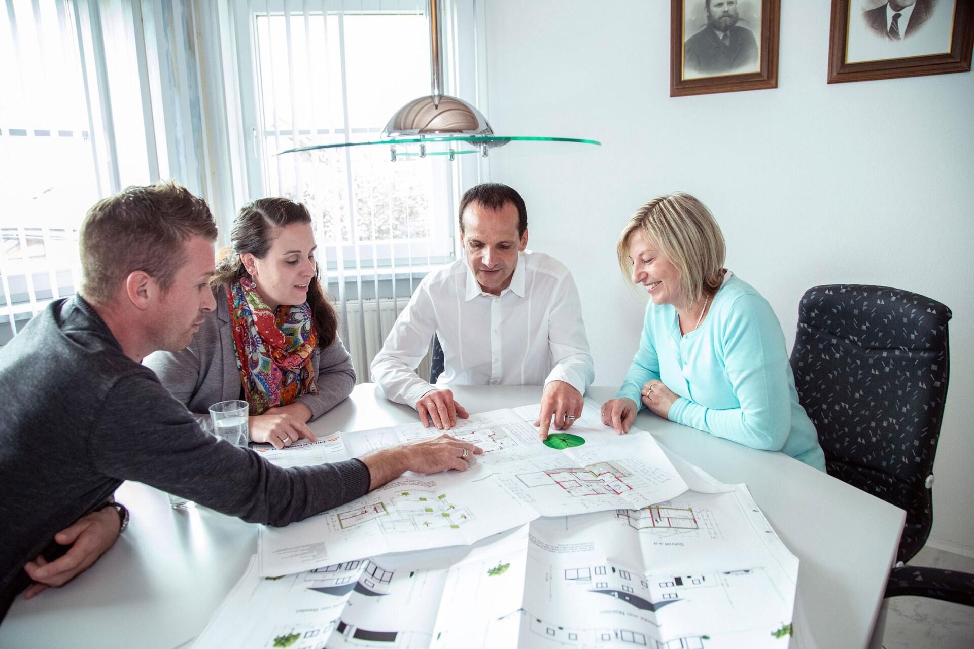 Bauunternehmen Hillermeier: Kundengespräch im Büro