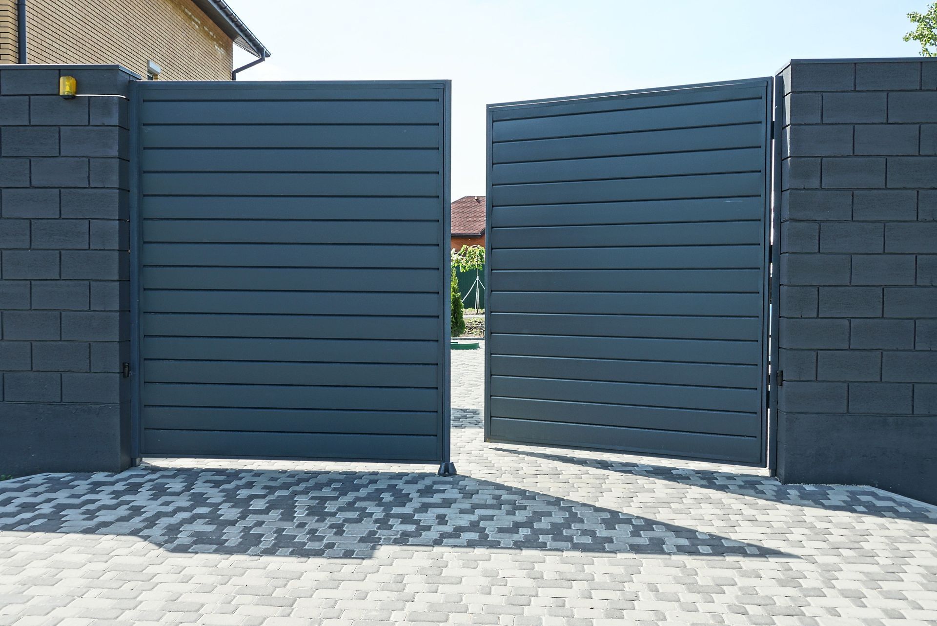 Portail battant ouvert