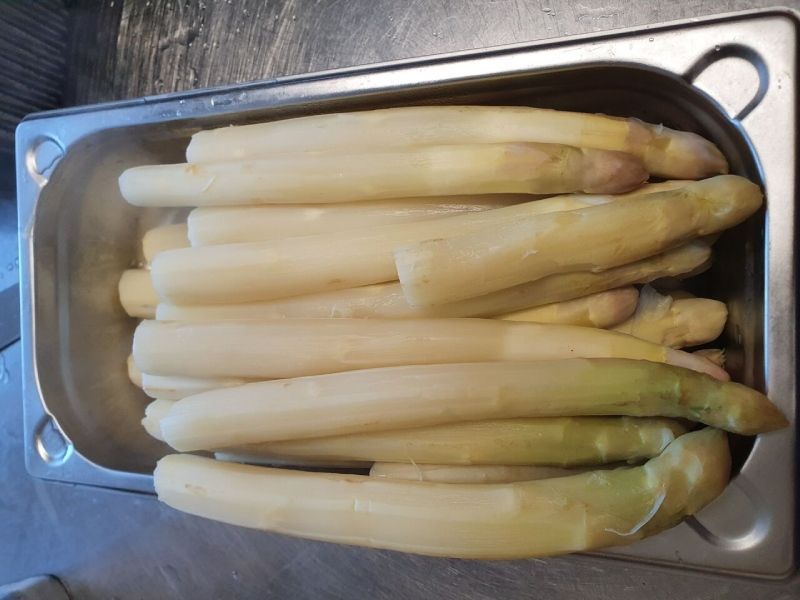 Weißer Spargel in einem Edelstahlbehälter, bereit zum Kochen.