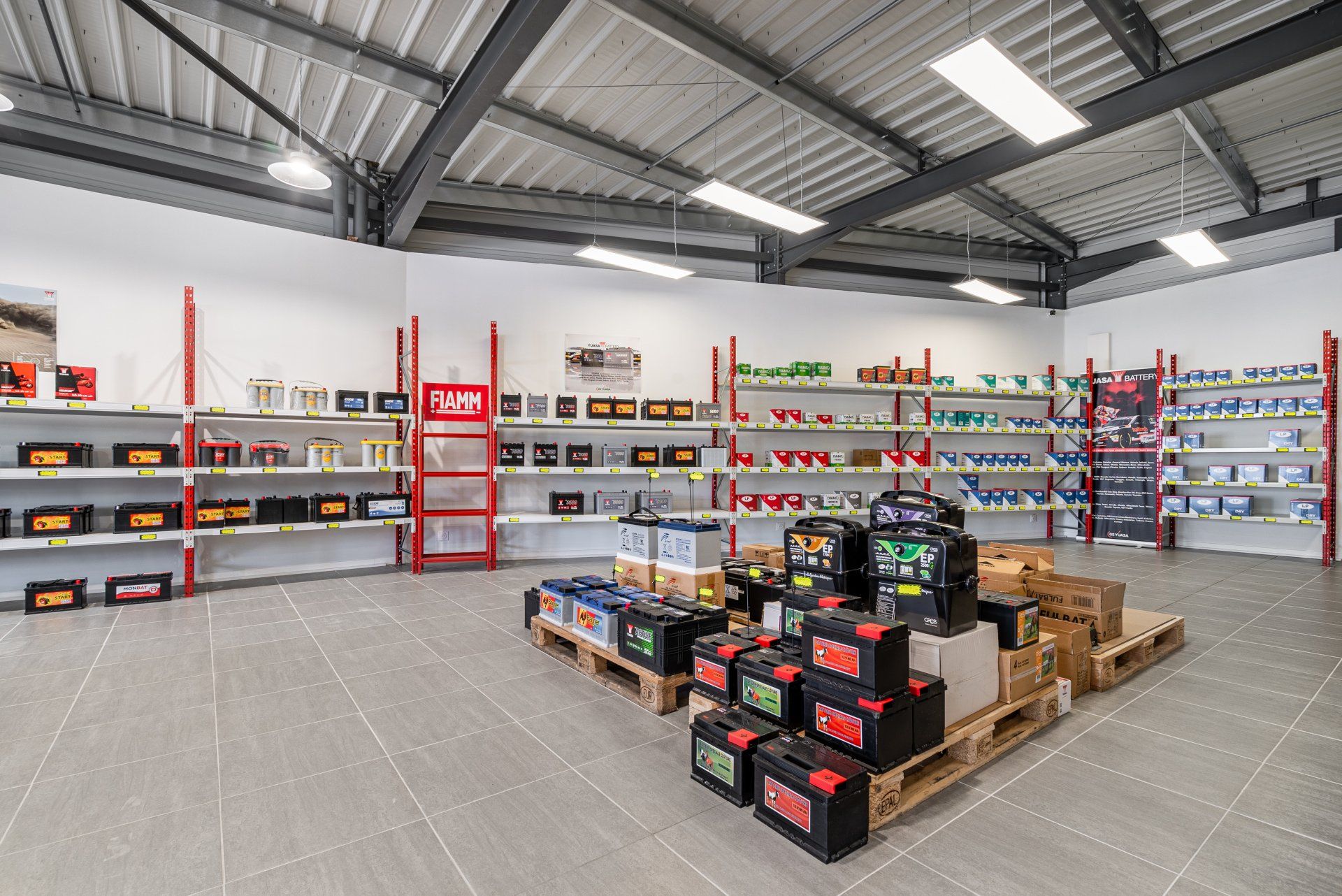 Magasin avec batteries et accumulateurs