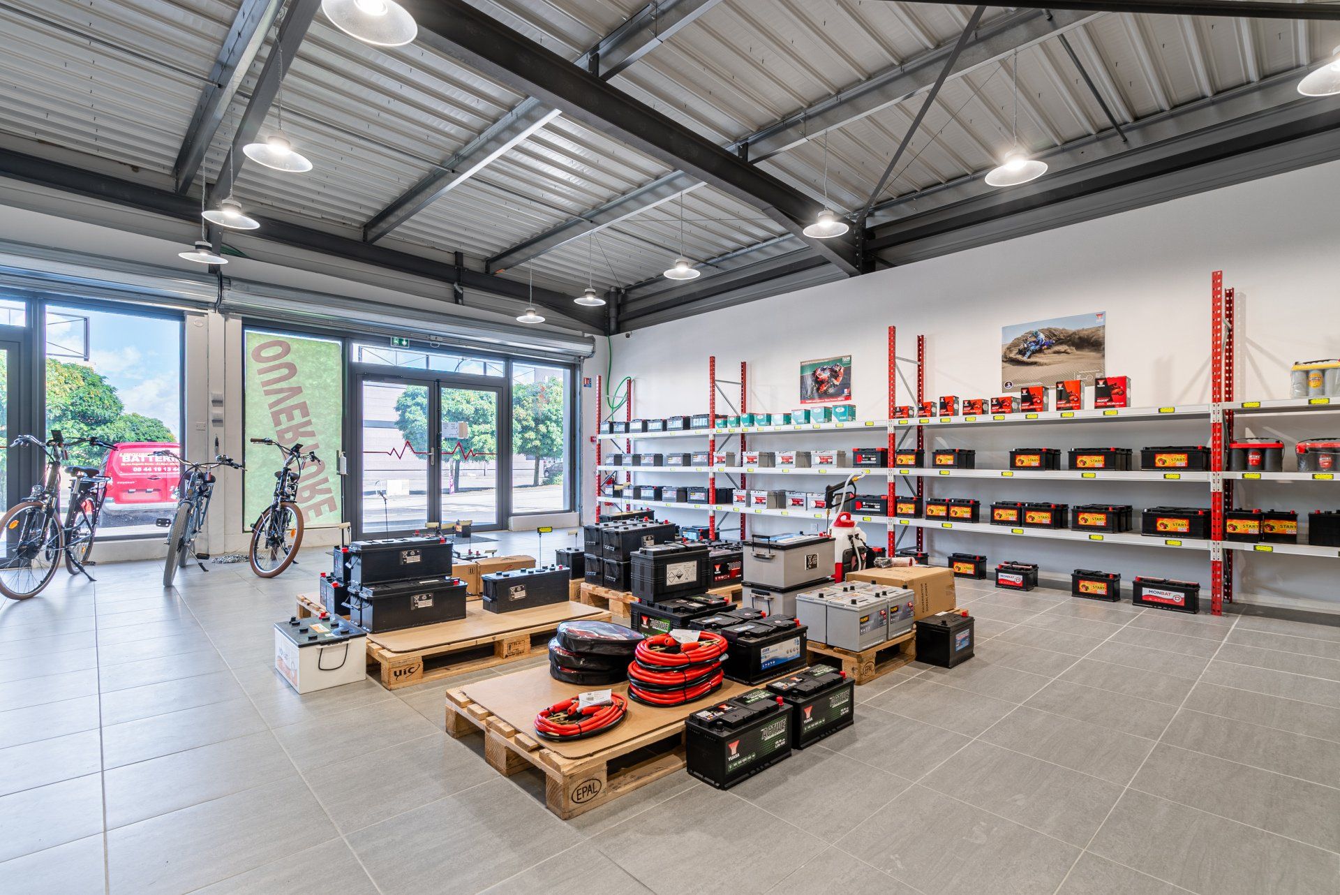 Batteries et accumulateurs sur palettes en bois