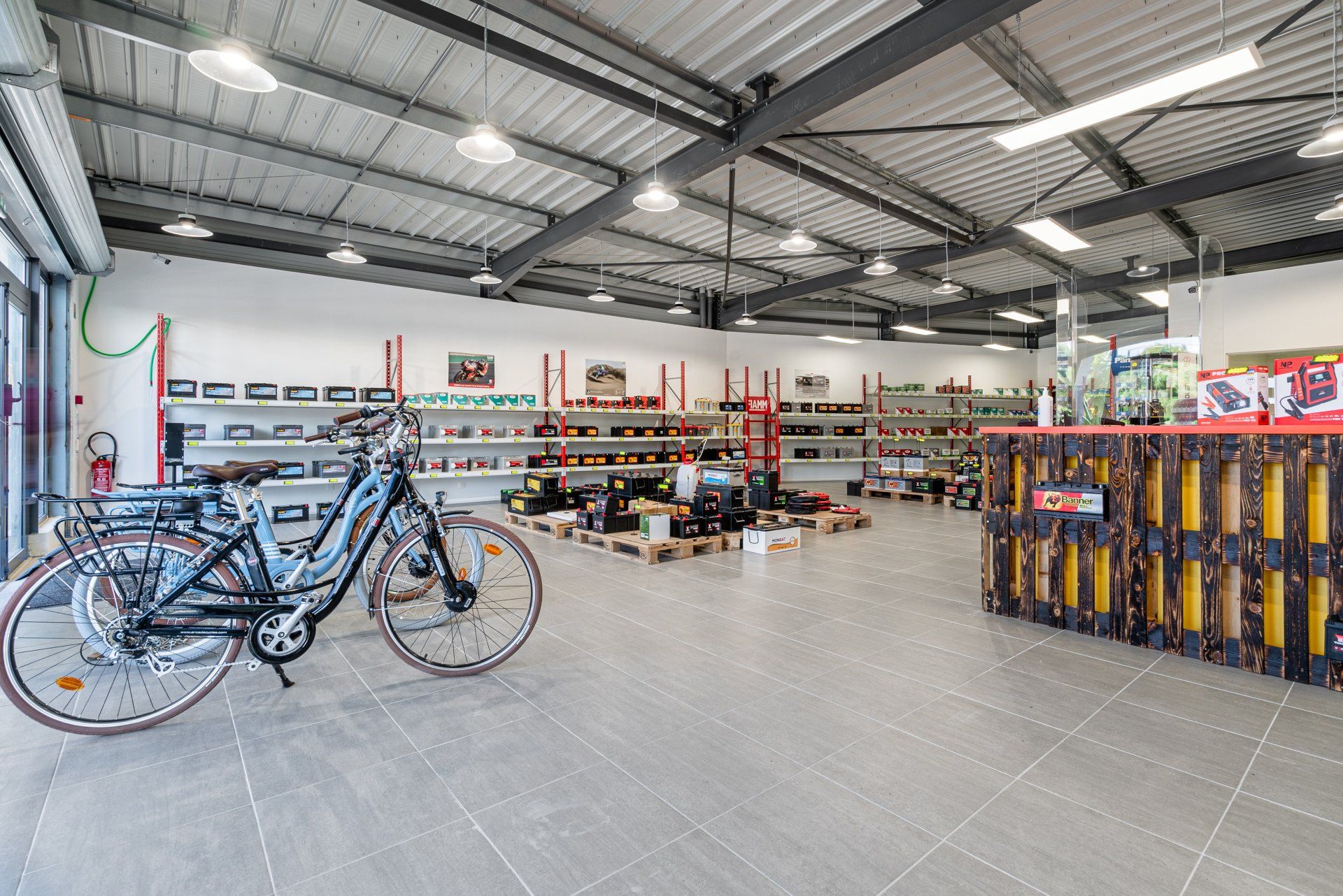 Vélos, batteries et accumulateurs dans magasin