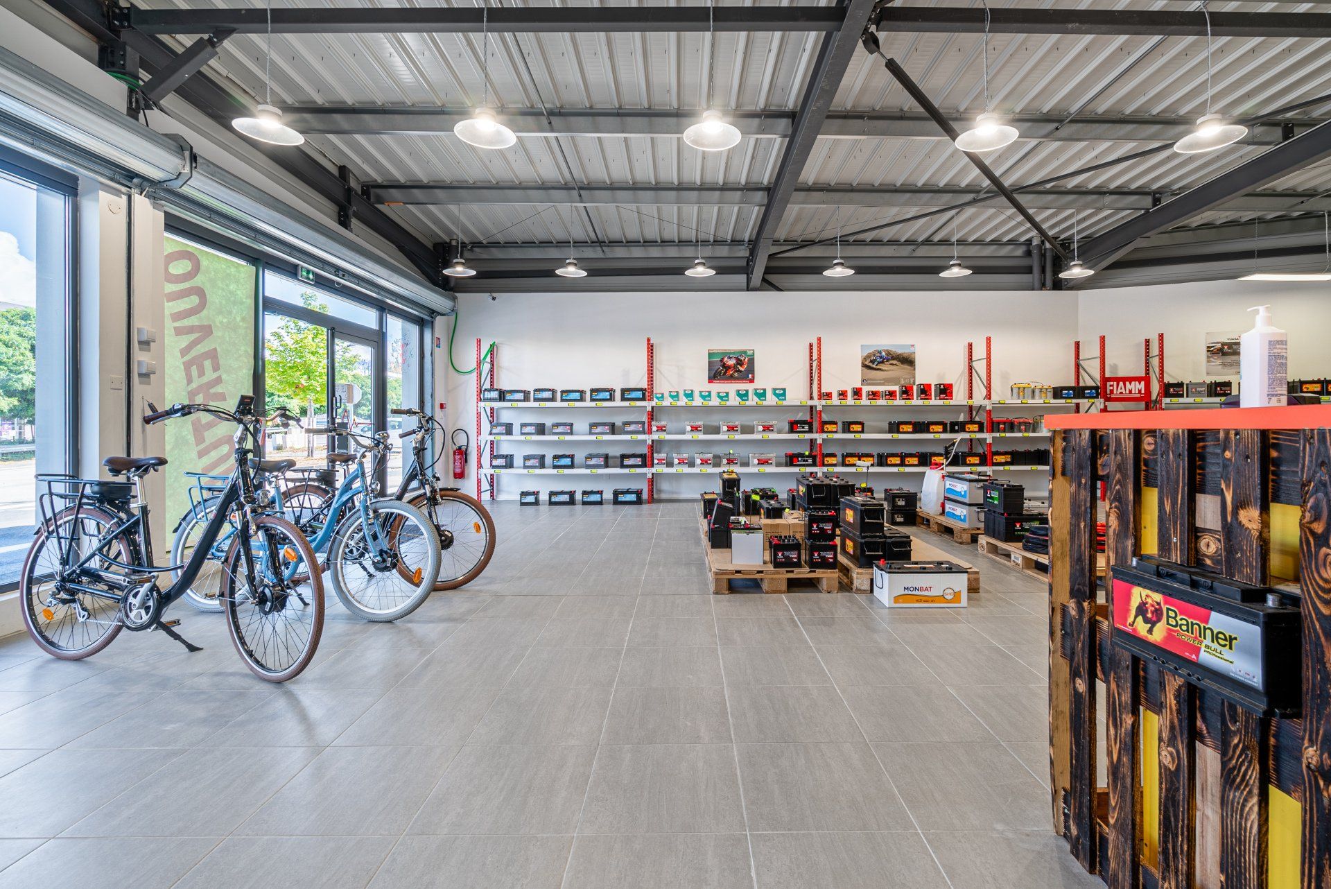 Vélos dans le magasin de batteries