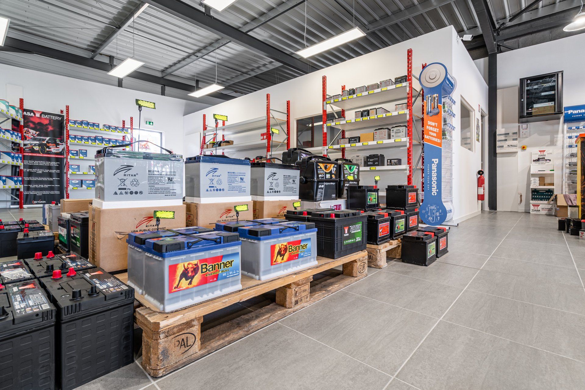 Batteries sur palettes en bois