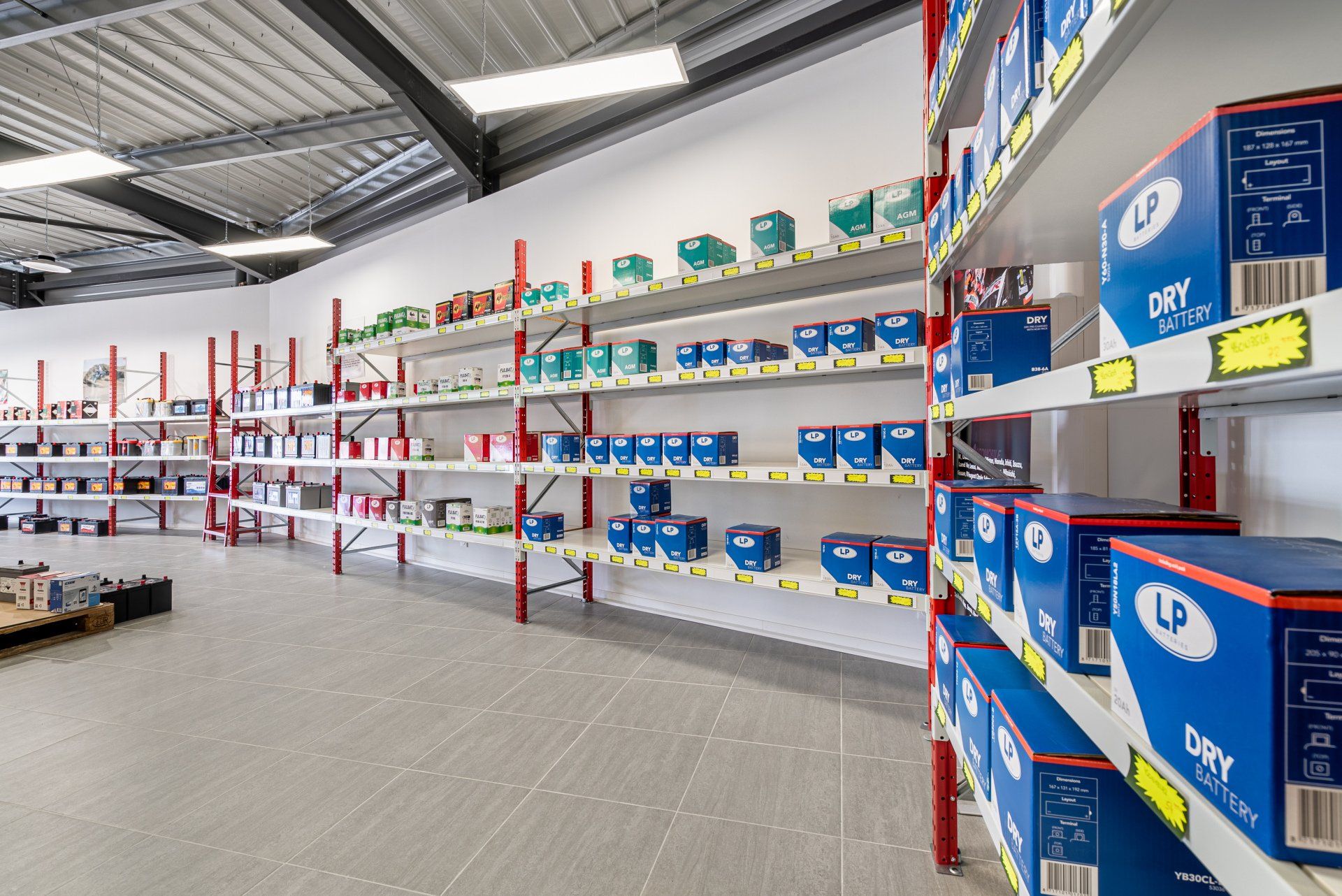 Étalages de batteries bleues et vertes