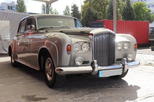 Beschädigtes Auto beim Car Neutral Sachverständigenbüro