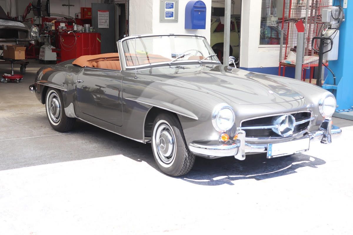 Sachverständiger begutachtet Autoschaden