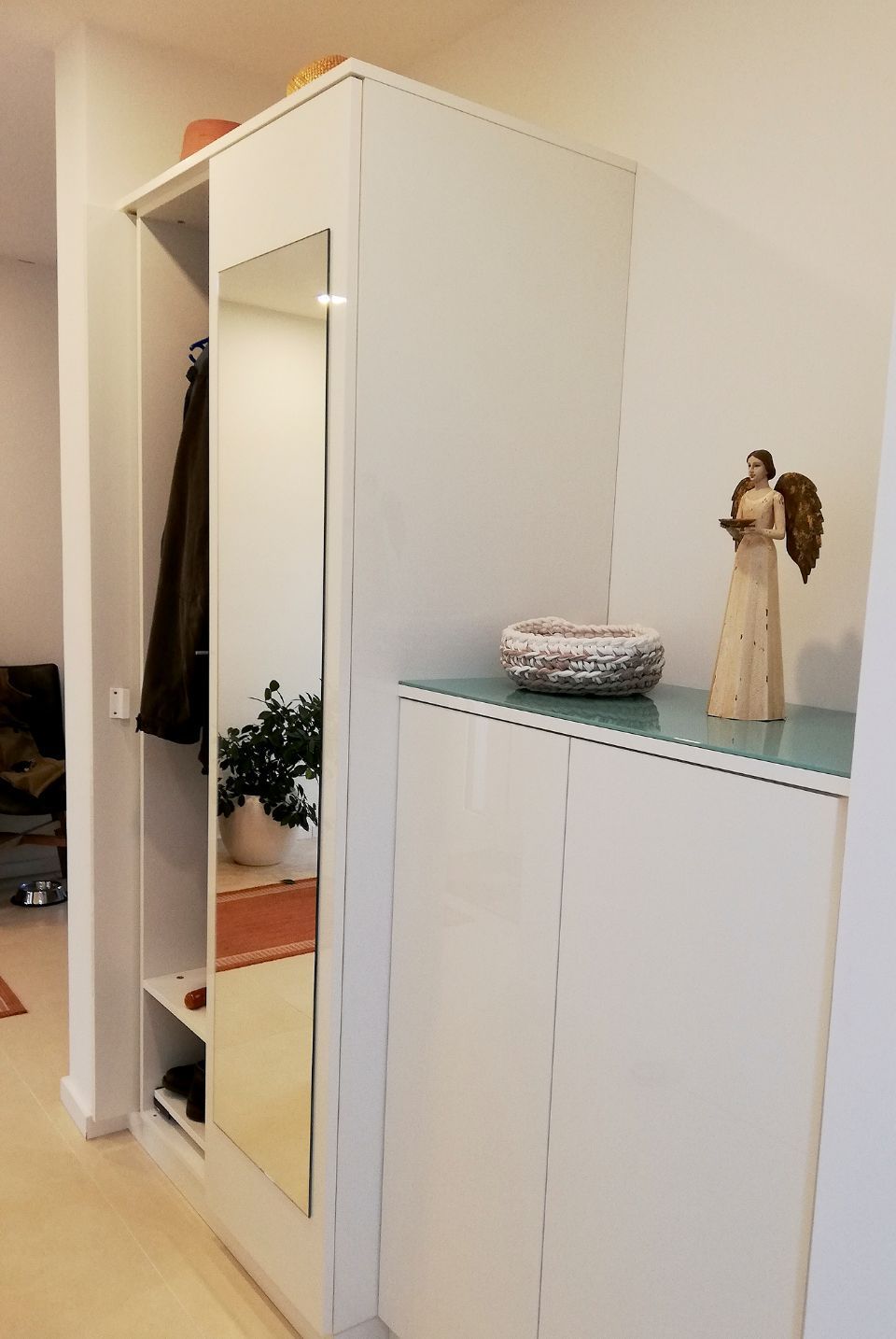 Garderobe mit versenkbarer Türe