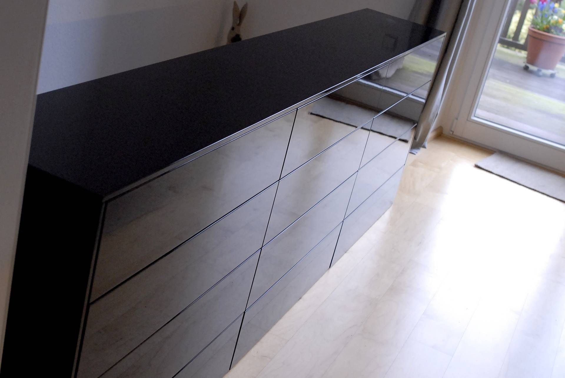 CD-Schrank mit schwarzem Hochglanzlack