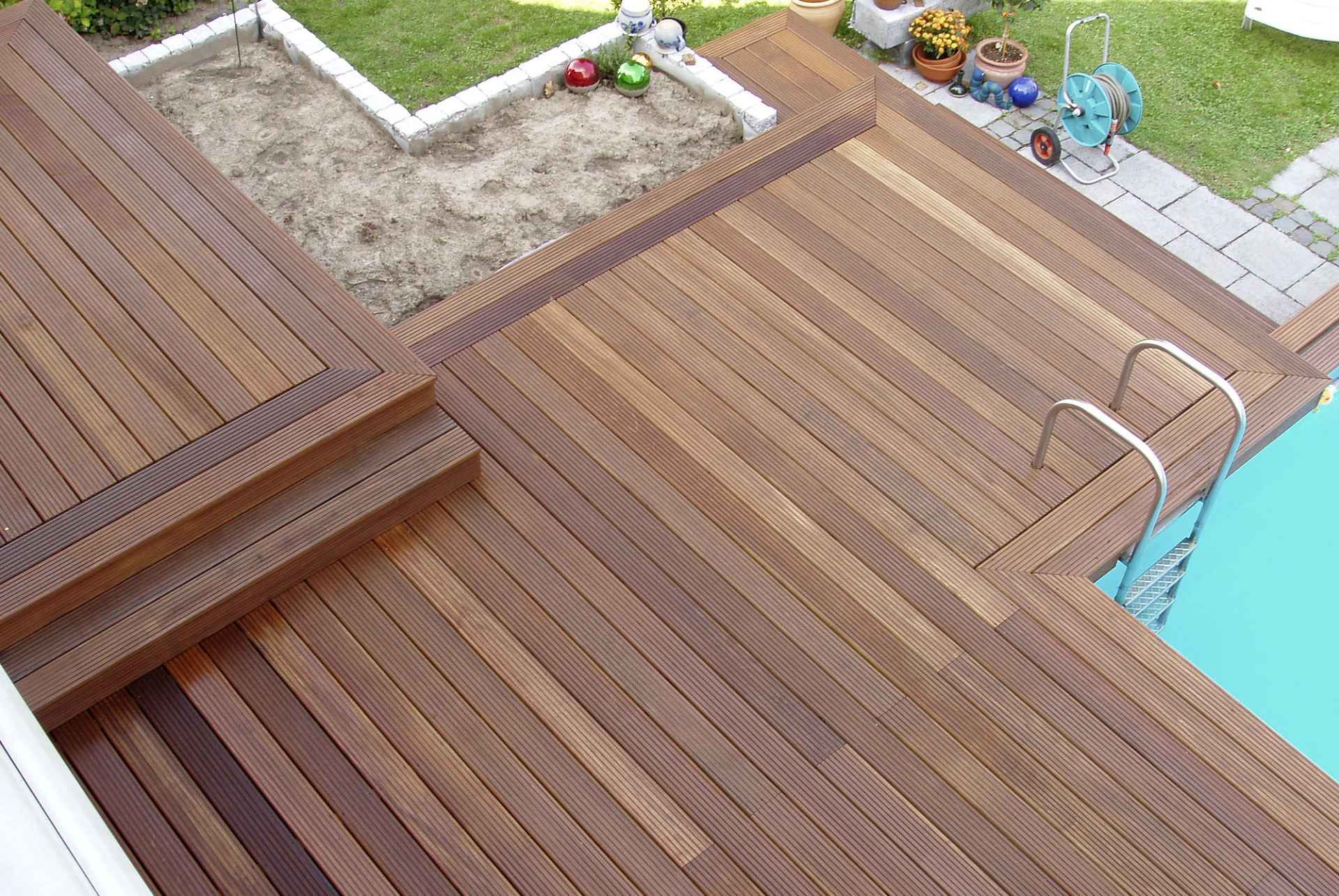 Pool an einer Terrasse