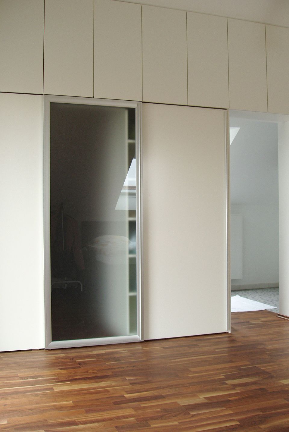 weißer Einbauschrank