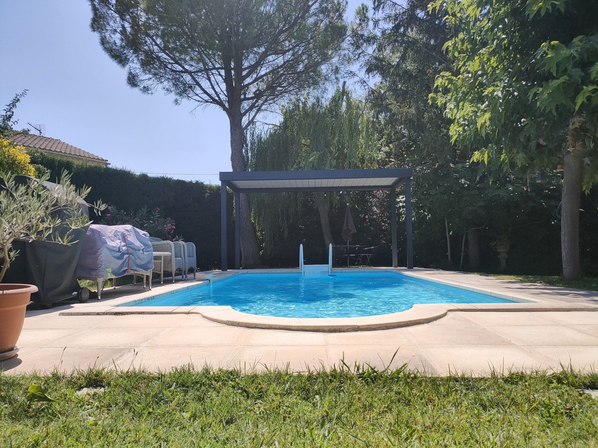 Pergola bioclimatique manuelle - Pose à Morières les Avignon en Juillet 2021 - Vaucluse