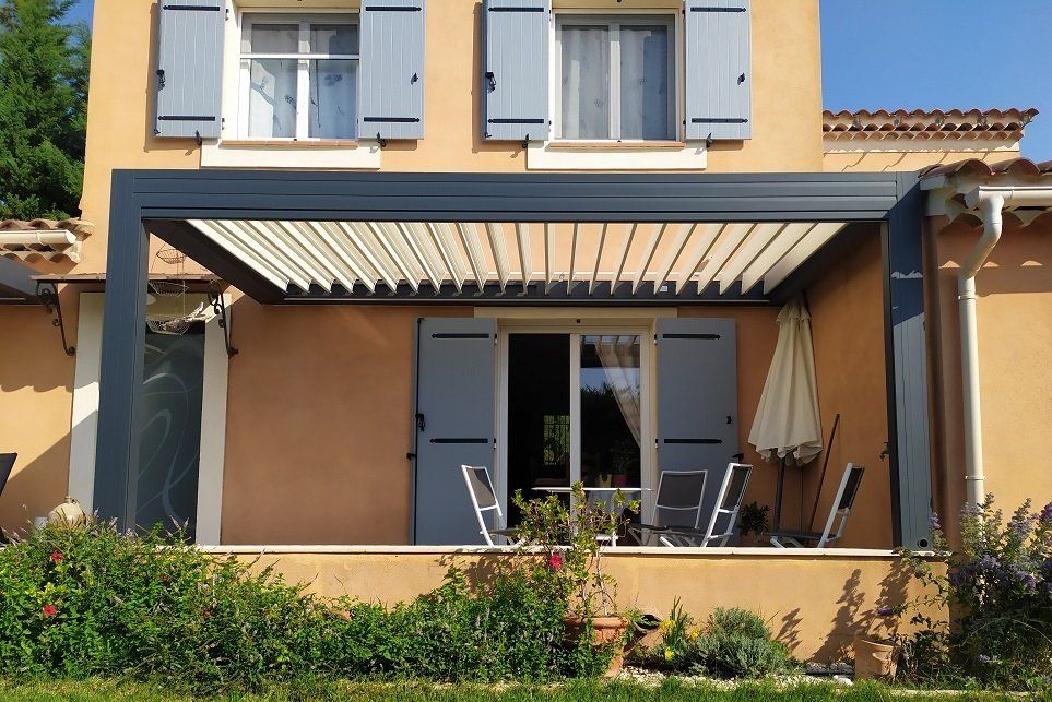 PERGOLA A LAMES ORIENTABLES AVIGNON VAUCLUSE- LES ANGLES -POSE EN AOUT 2020