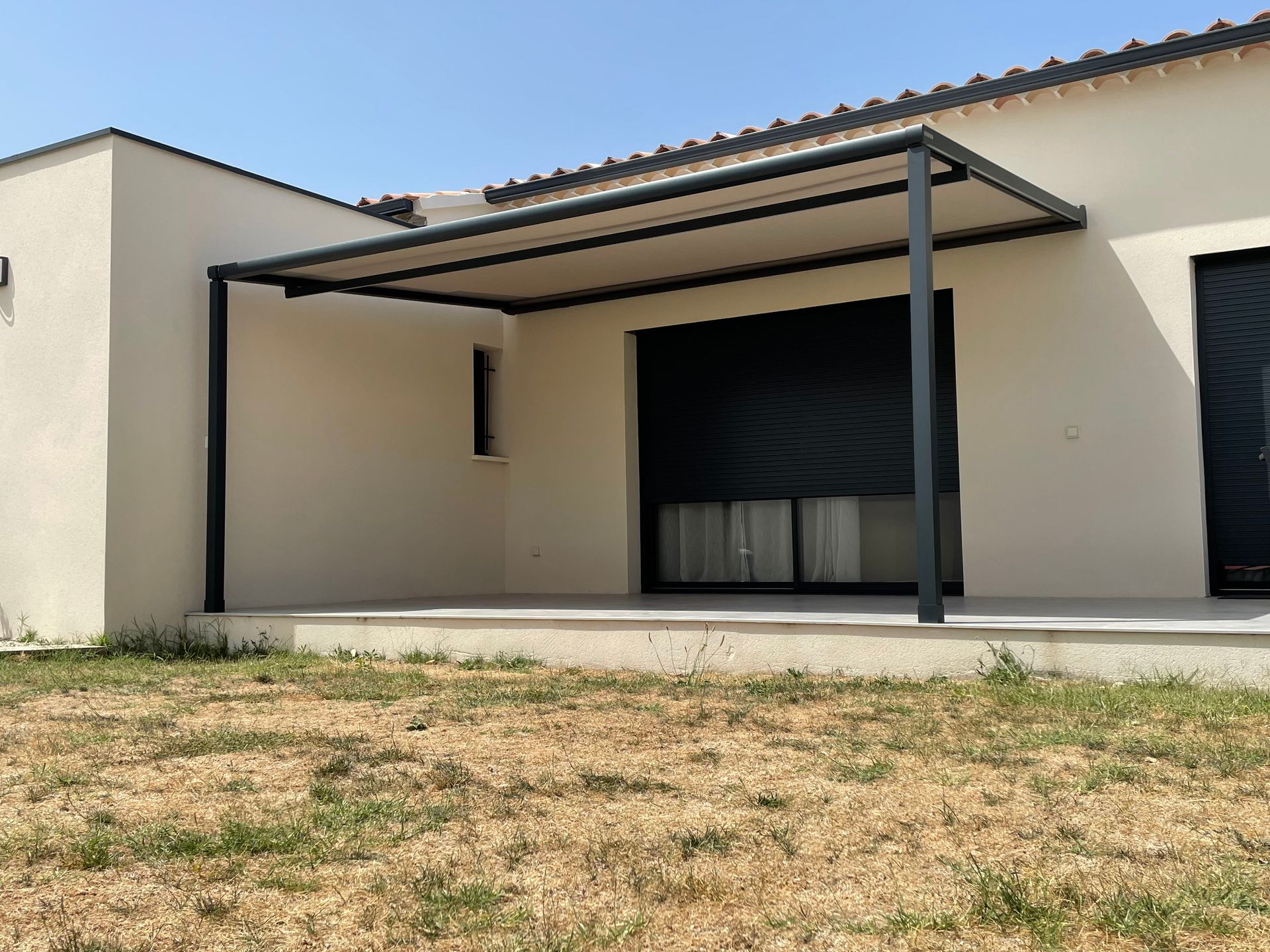 Pergola en toile adossée à une maison