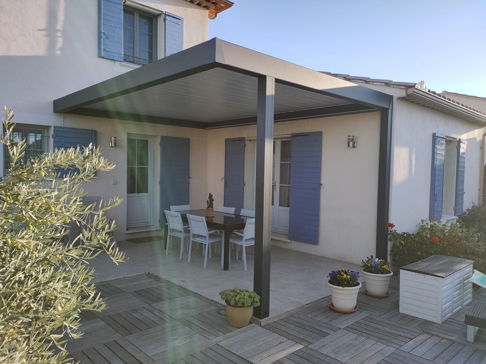 Pergola bioclimatique avec poteau déporté - Pose en Septembre 2021 à VACQUEYRAS Vaucluse