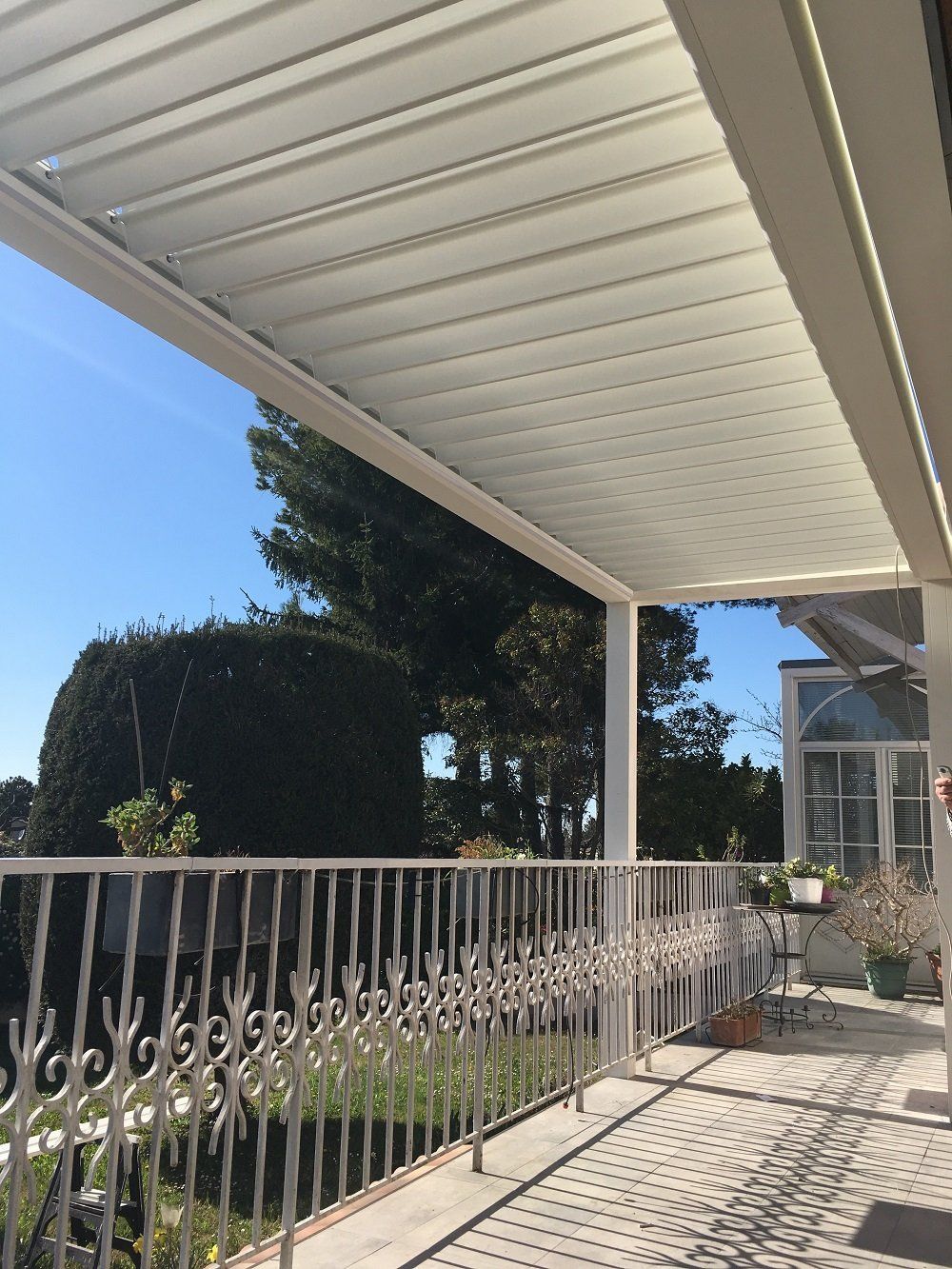 Pergola bioclimatique avec store ZIP et coulissant Aluminium - Vaucluse - Pose en Mai 2021