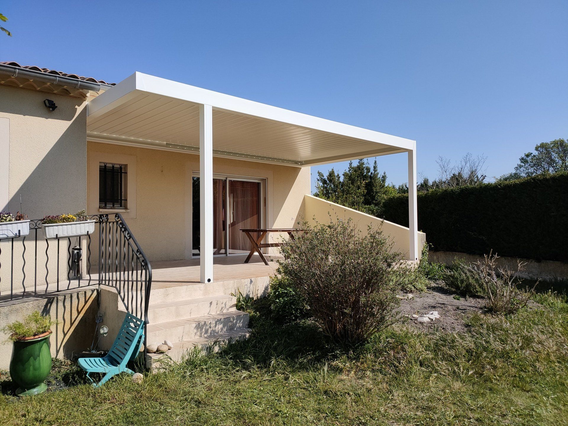 Pergola bioclimatique avec store ZIP et coulissant Aluminium - Vaucluse -Isle Sur La Sorgue - Pose en Mai 2021